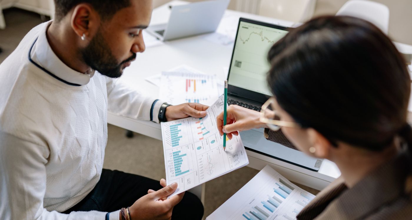 Transforming HR through data An essential guide to HR Reporting and Analytics_1400x750